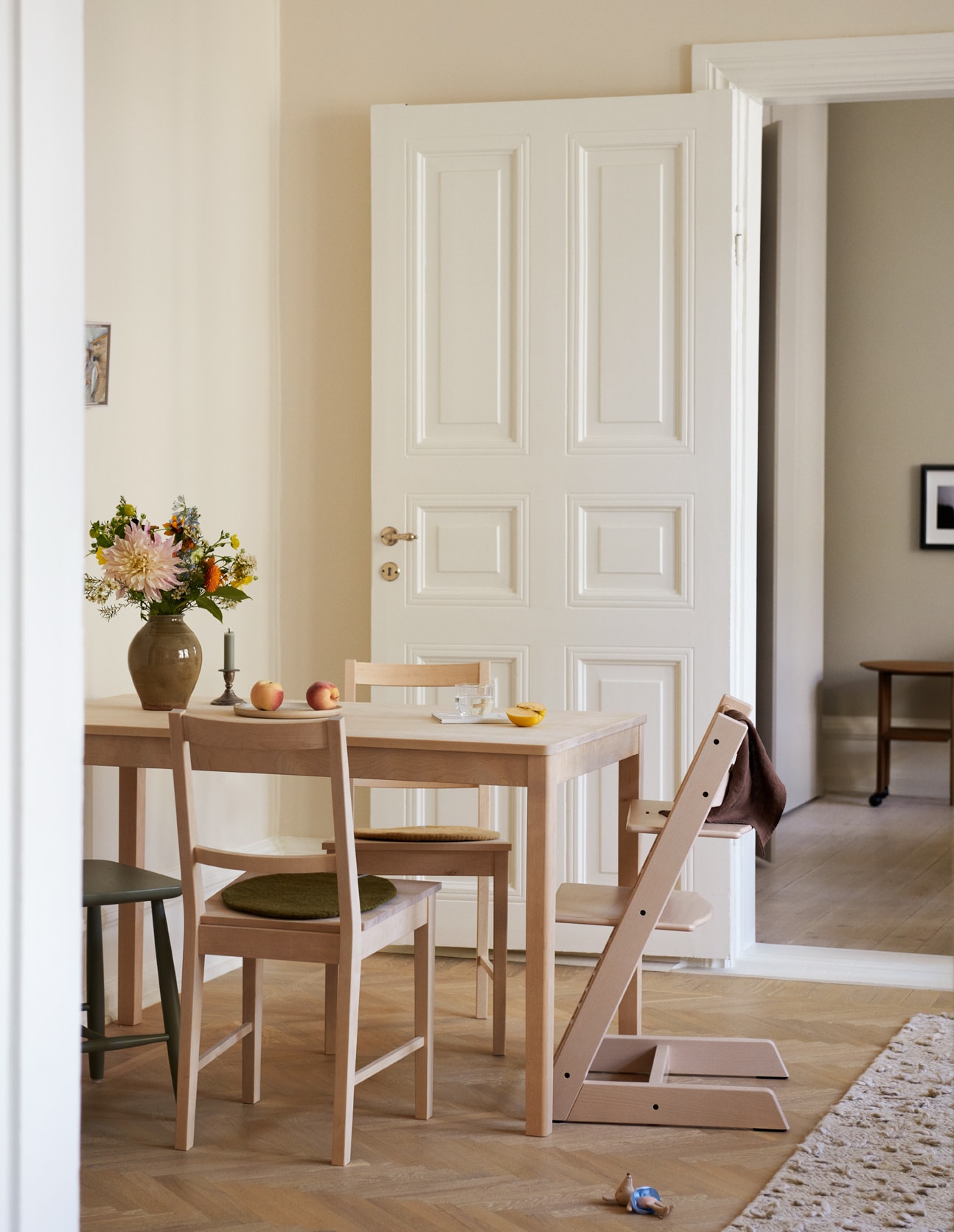 matbord och stolar i björk i ett ljust matrum